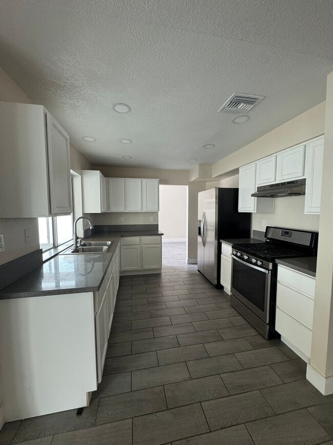 Building Photo - Beautiful 4 bedroom Home in Perris!