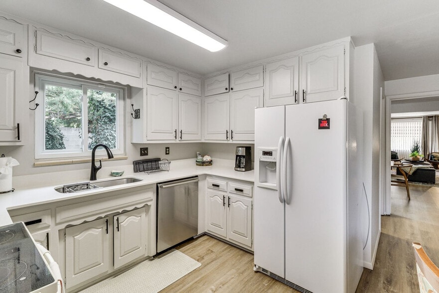 Building Photo - 3907 Solano Pl NE