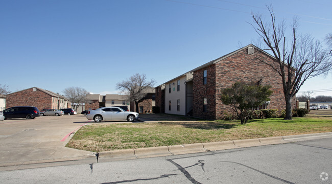 Haltom Oaks - Haltom Oaks Apartments