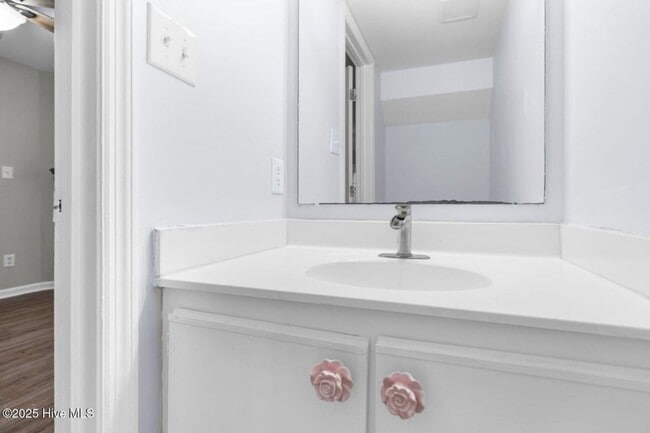 Building Photo - Updated Townhome In Hunters Creek