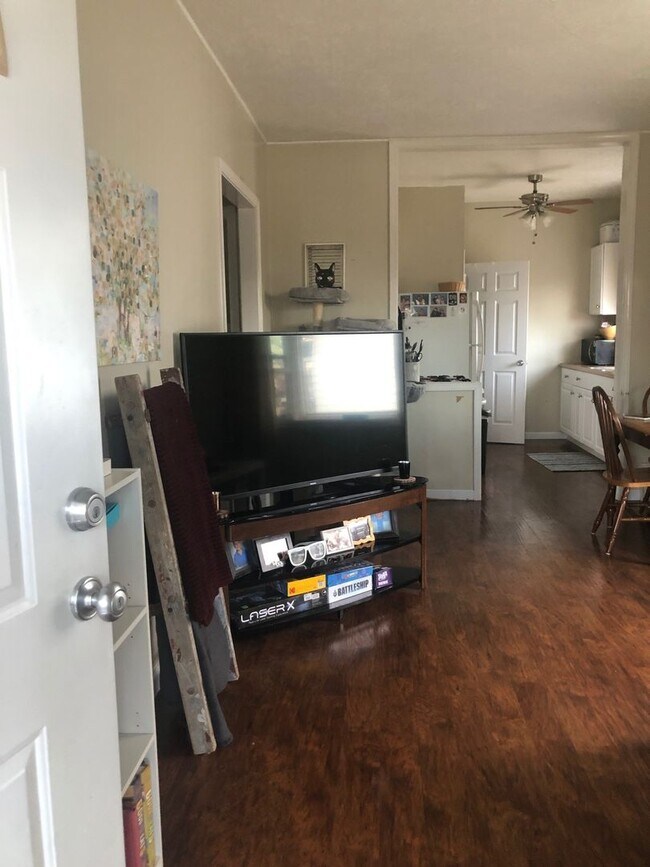 Building Photo - 2 Bedroom home with garage in Mayfield Hts!