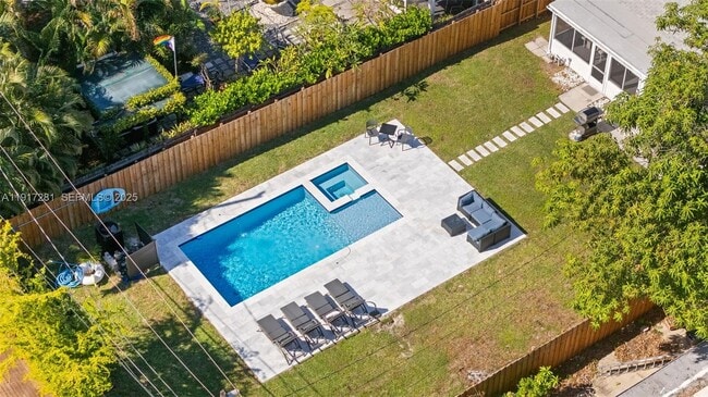 Building Photo - 1464 NE 24th St