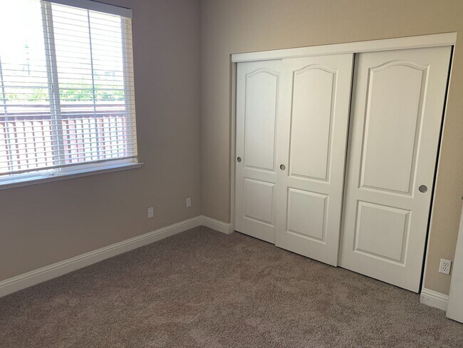 Building Photo - Single Story, Corner Lot in Brentwood!