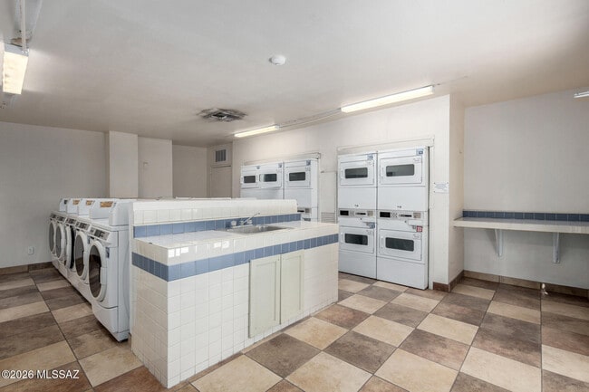 Building Photo - 1810 E Blacklidge Dr