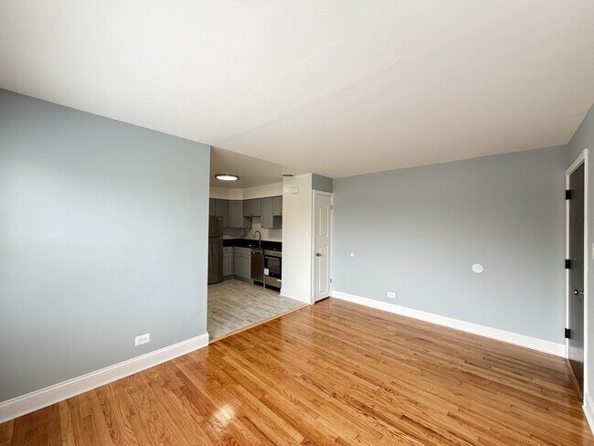 Building Photo - 2754 W North Shore Ave