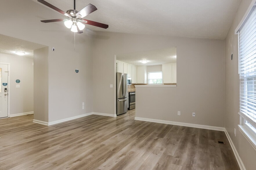 Building Photo - 7352 Southern Lakes Dr