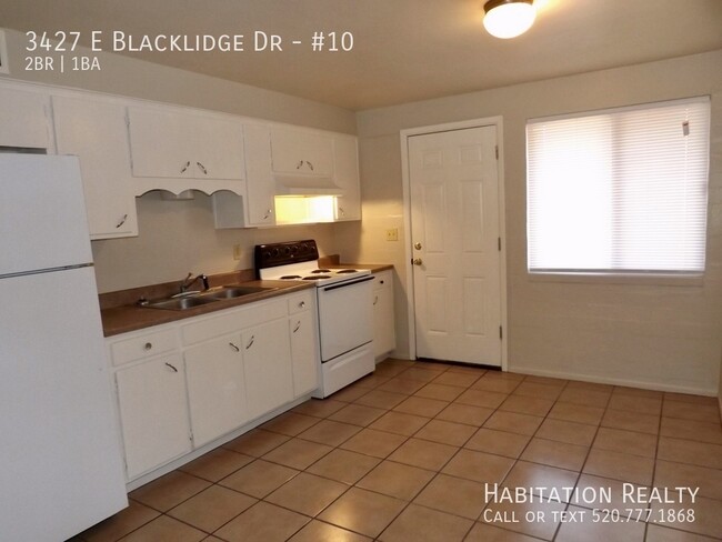 Building Photo - Lovely 2Bed/1Bath with a Community Pool in...