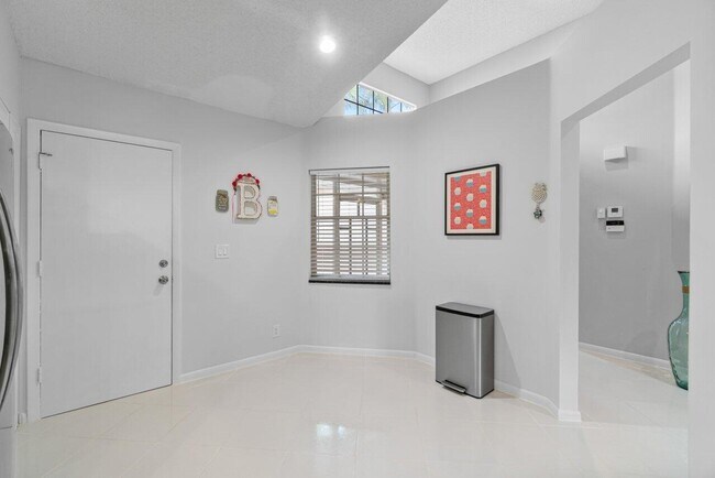 Building Photo - 7916 Coral Pointe Dr