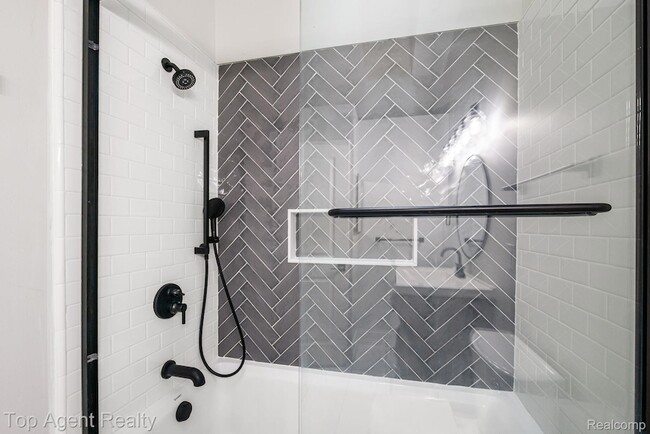 Building Photo - 38887 Country Cir