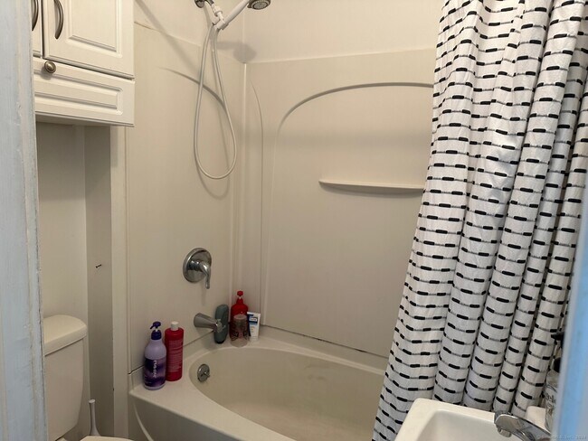 Building Photo - 22 Donahue Pl