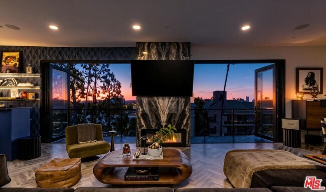 Building Photo - 137 N Doheny Dr