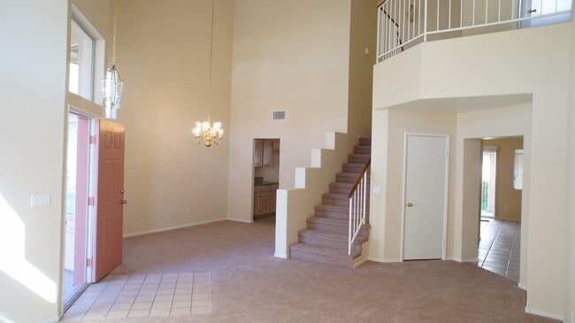 Building Photo - WONDERFUL 5 BD HOME WELL-LOCATED NORTHWEST...