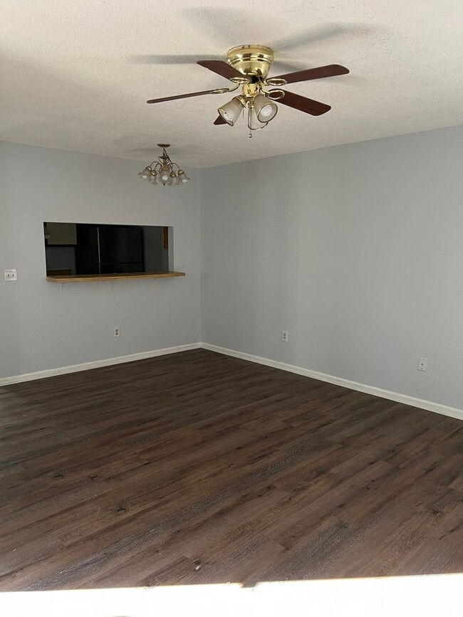 Building Photo - 113 Country Town Dr