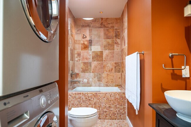 Building Photo - COMING SOON 4-bedroom, 4 bath unit in the desirable Los Feliz