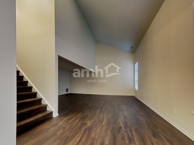 Building Photo - 15532 Outside Trail