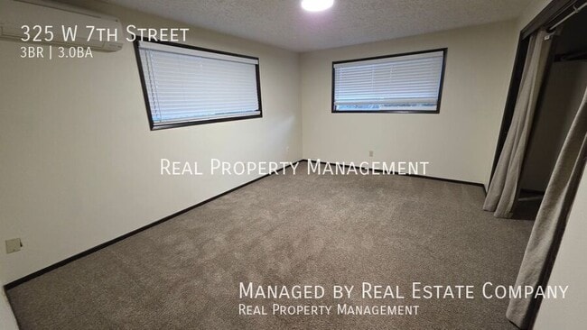 Building Photo - 325 W 7th St