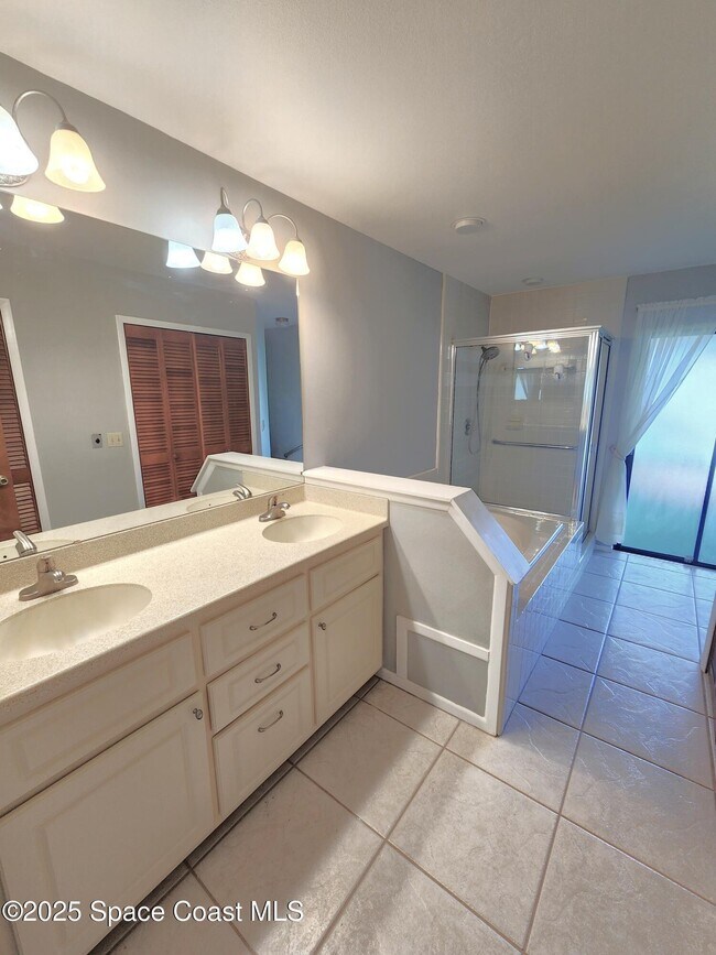 Building Photo - 1244 Lakeview Dr