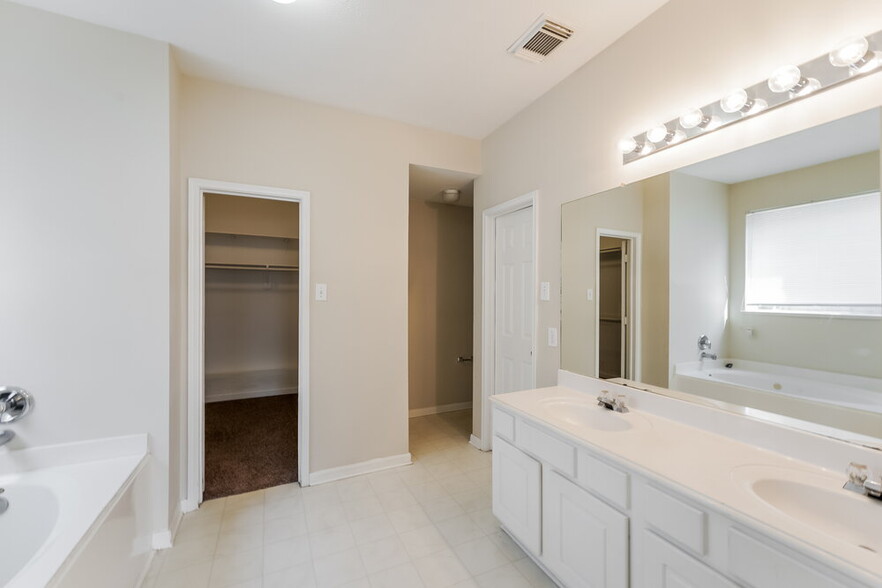 Building Photo - 8919 Green Ray Dr