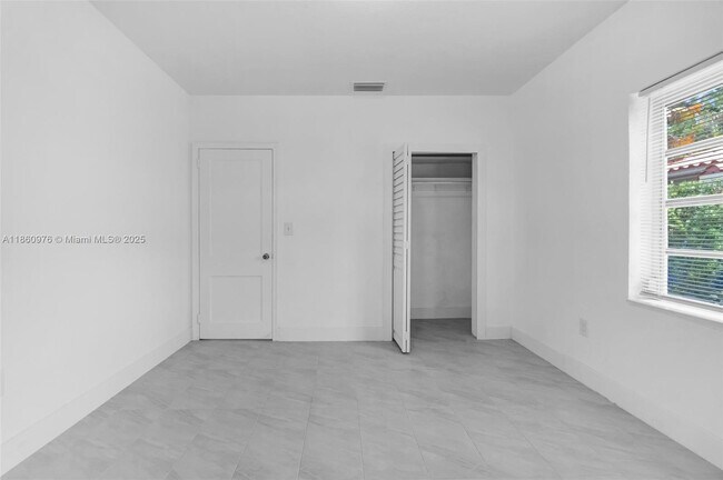 Building Photo - 1107 El Rado St