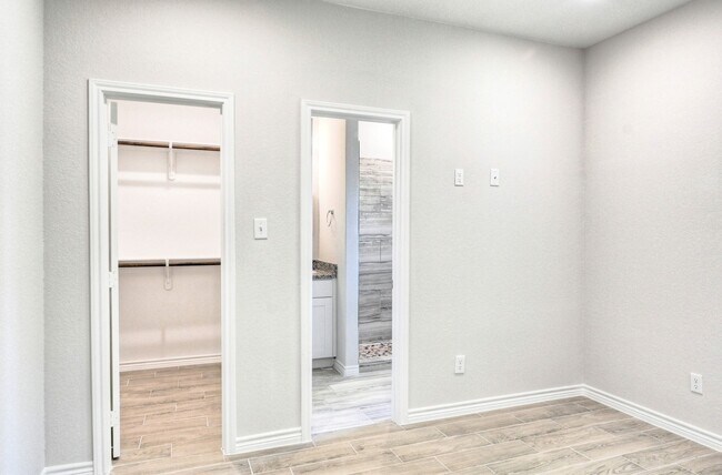 Building Photo - 9826 Arbor Oak