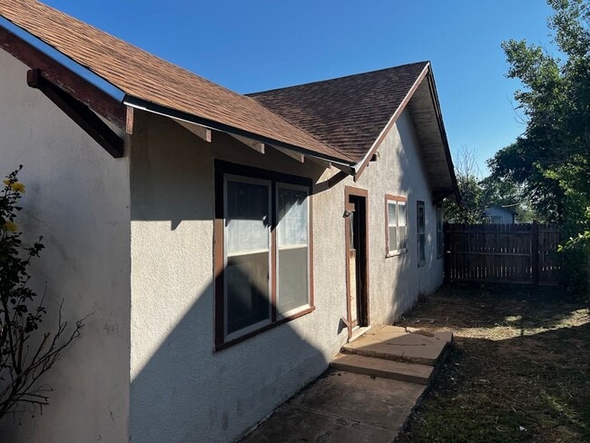 Building Photo - 504 S Avenue B