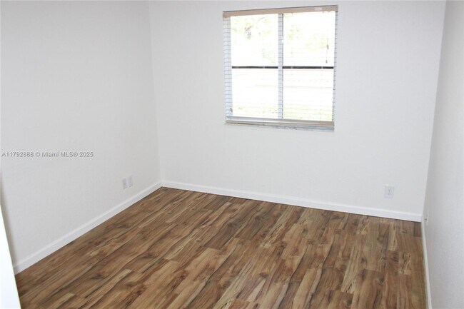 Building Photo - 947 Nandina Dr