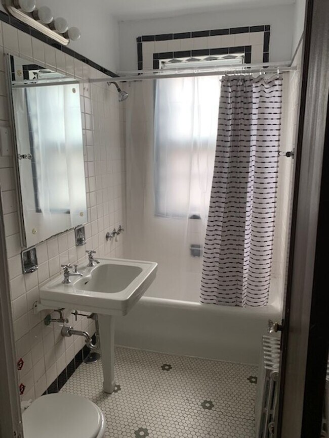 Building Photo - Bright and Sunny Unit ~ One Bed/One bath ~...