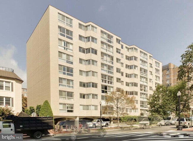 Building Photo - 922 24th St NW