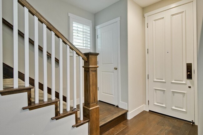 Building Photo - Gorgeous Morgan Park Refreshed for Immediate Move-In! Must see!