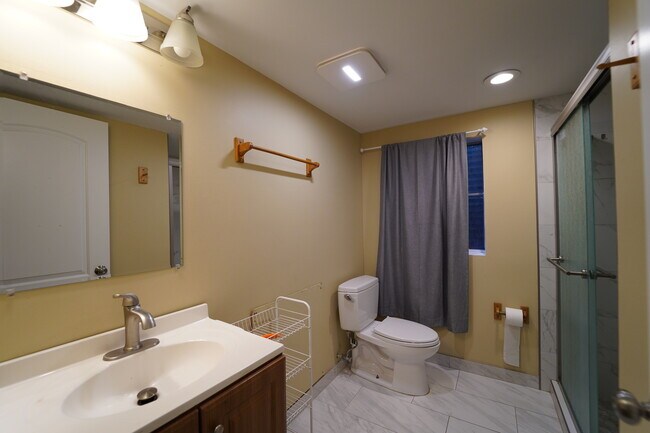 Building Photo - 807 Mansfield Ct
