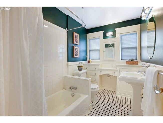 Building Photo - 3298 NE Alameda St