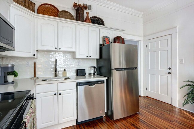 Building Photo - 306 E Victory Dr