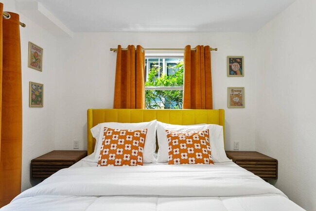 Building Photo - 5708 N Suwanee Ave