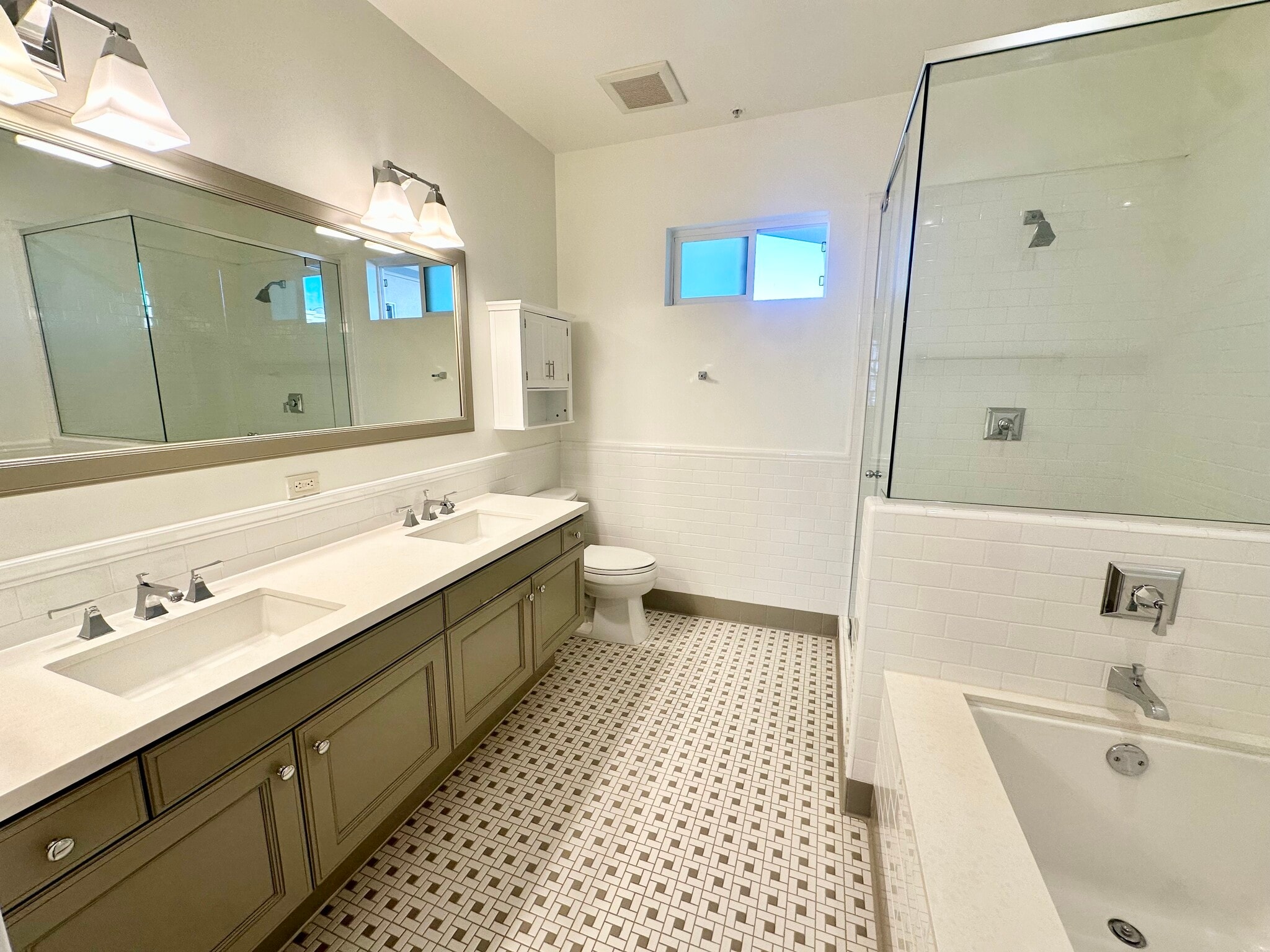 Building Photo - 1625 Granville Ave