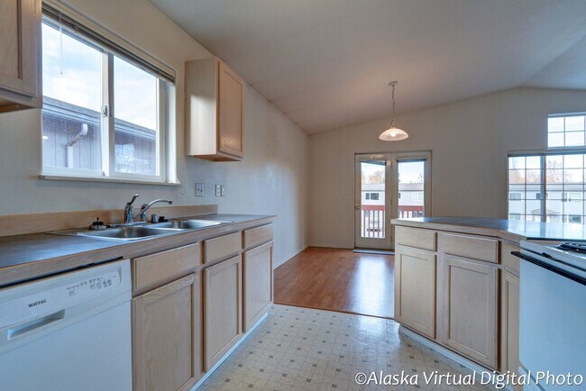 Building Photo - Midtown Spacious 3-Bedroom, 2-Bath Townhome