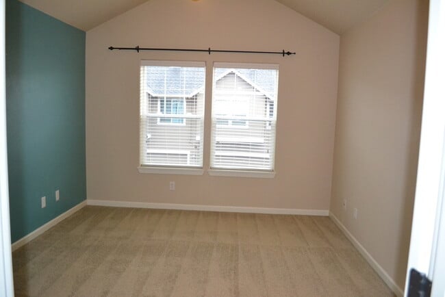 Building Photo - Beautiful Home In GREAT Location, Fireplace, Loft, Garage, W/D, Large Master and MORE!