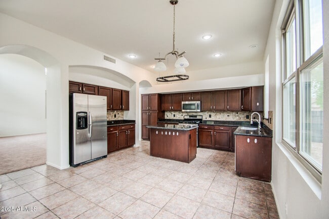 Building Photo - 3938 E San Pedro Ave