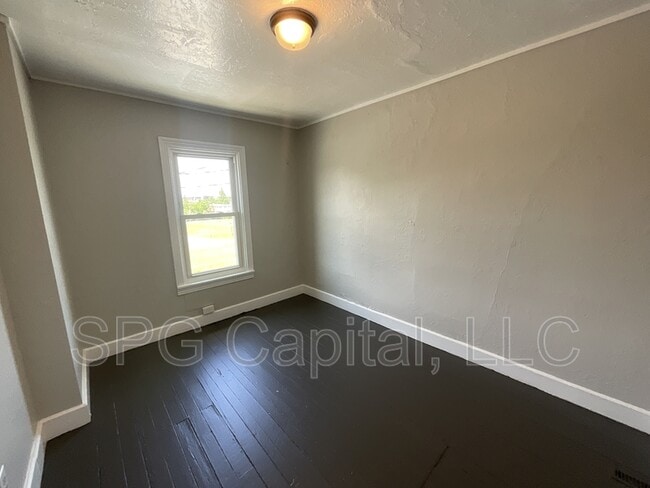 Building Photo - 715 Vander Ave