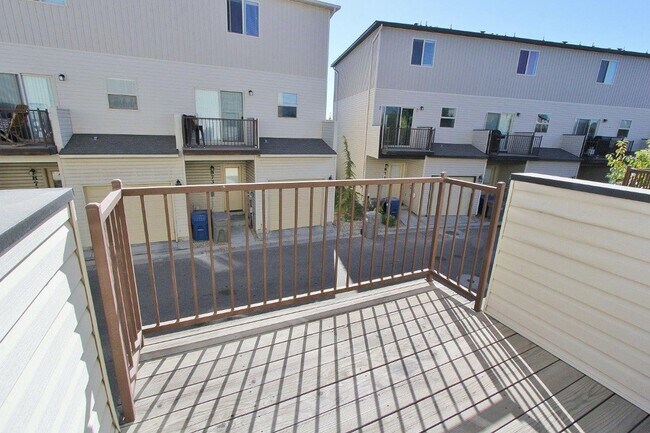 Building Photo - Immaculate Townhouse w/2 Car-Garage