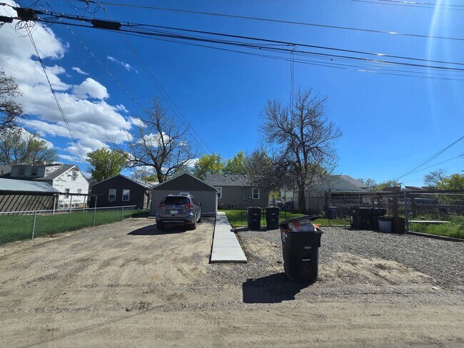 Building Photo - 725 1/2-641 1/2 Broadwater Ave