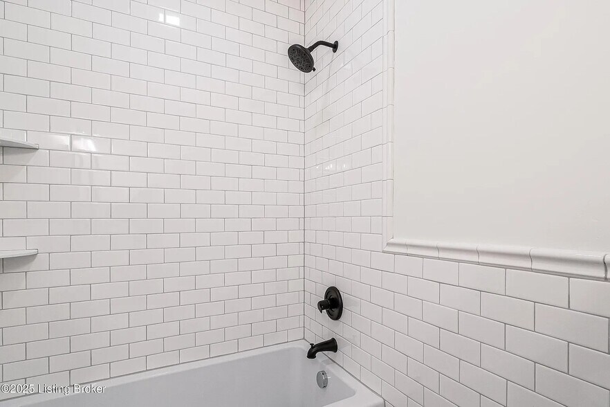 Building Photo - 935 E Madison St