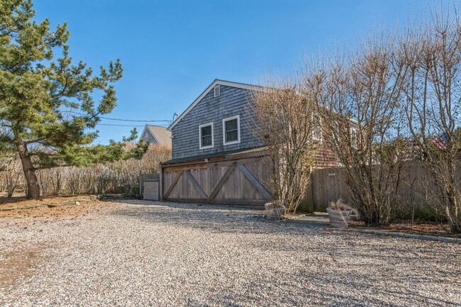 Primary Photo - 33 Hoppin Ave