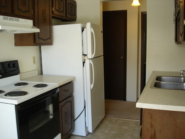 Kitchen - 2114 Camelot Ct