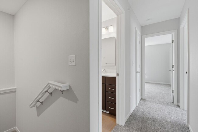 Building Photo - 142 Russ Dr SW