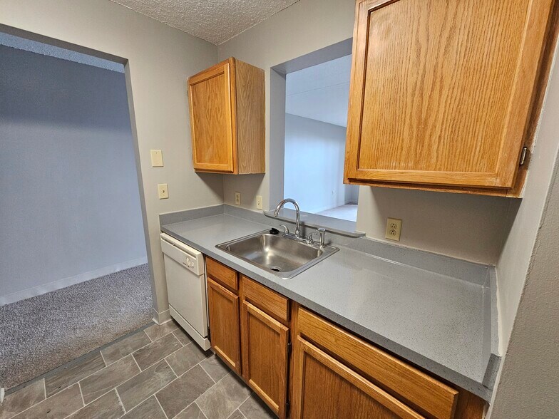 Building Photo - 1 S Point Dr