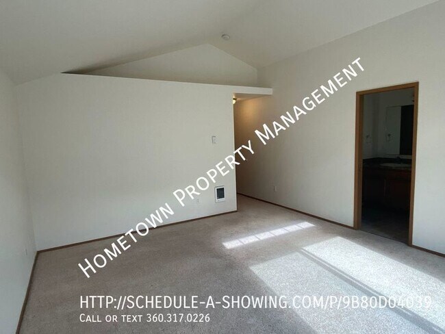 Building Photo - 3 bdrm Townhouse Avail NOW!