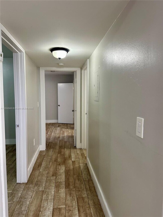 Building Photo - 2565 W 56th St