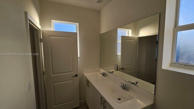 Building Photo - 2618 SE 27th Ct