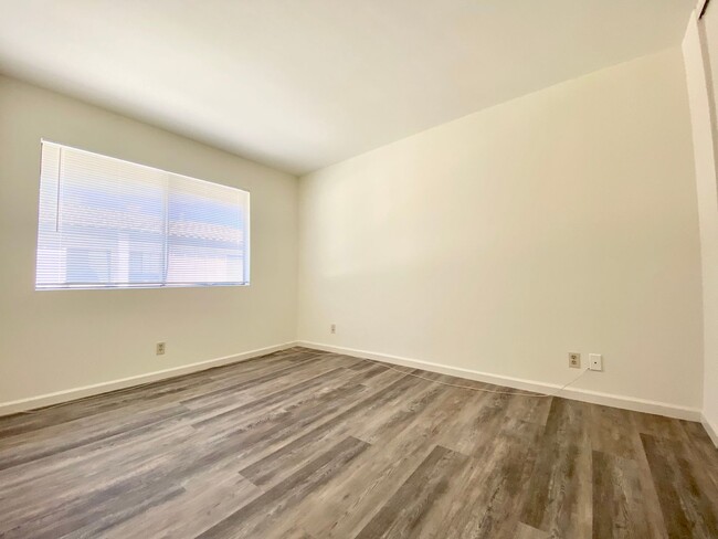 Building Photo - *Spacious updated townhouse in Monterey pa...