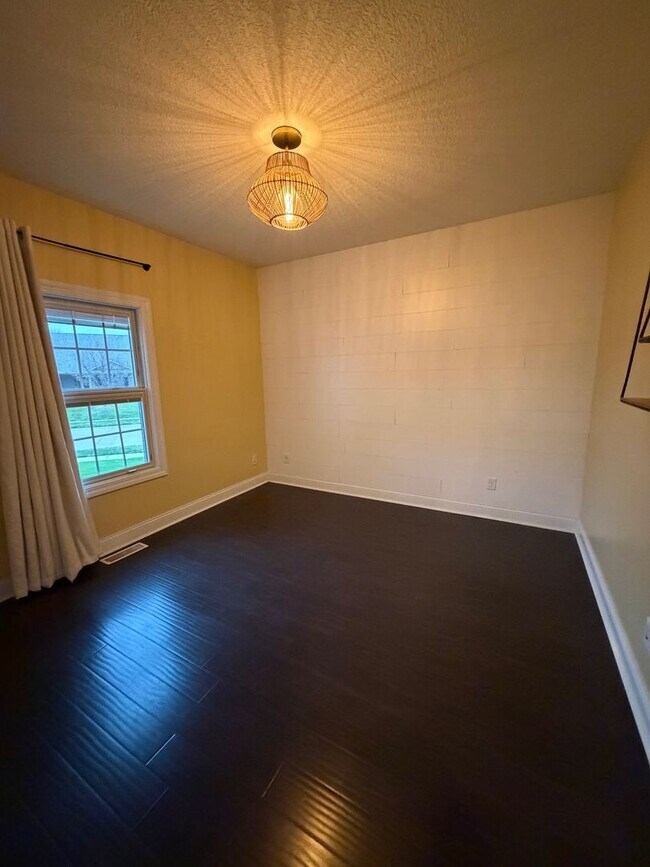 Building Photo - COMMINNG SOON - 4 BED 3 1/2 BATH HOUSE